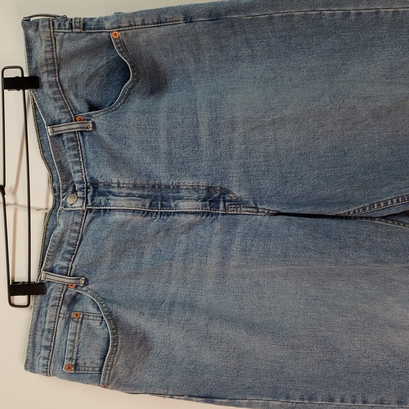 Levi's 550  Size42 by 32 light wash jeans   D27 - Picture 2 of 8